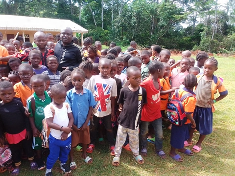 Enfants chantant l'hymne national en langue