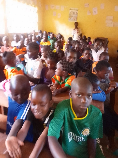 Groupe d'enfants en classe apprenant la langue maternelle